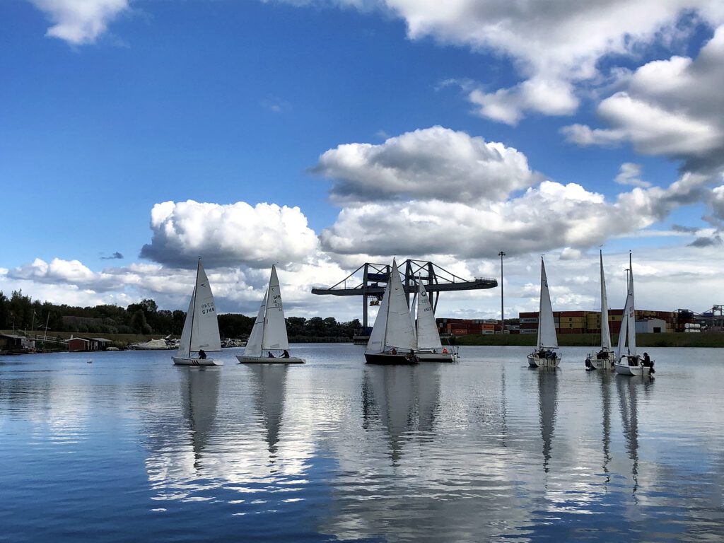 6. Clubregatta mit ruhigem Start auf der Suche nach Wind