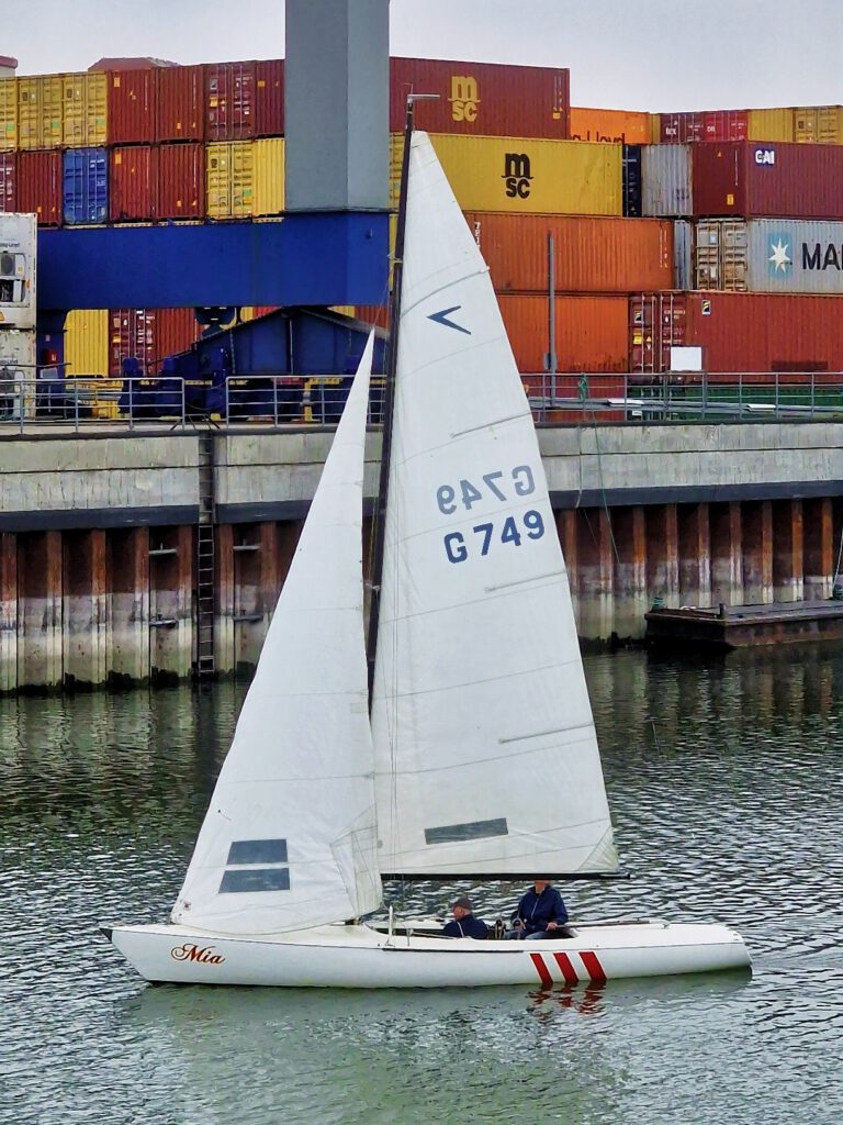 Prüfender Blick zum Verklicker bei der letzten Clubregatta der Saison 2024