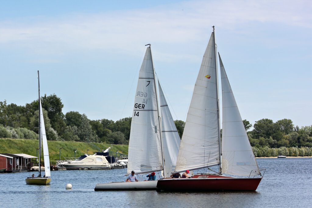 3 der 7 Skipper beim Einlauf nach dem 1. Lauf der 3. Clubregatta: Mankowski, Heinrichs, Huber