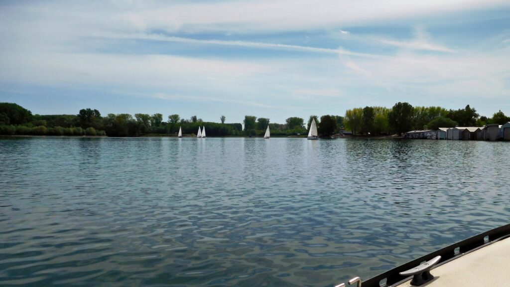 Weite Wasserfläche im großen Becken des Rhein-Hafens Germersheim am Beginn der Segelsaison 2026