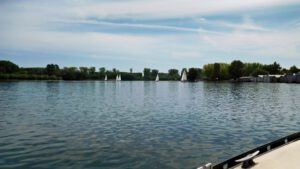 Weite Wasserfläche im großen Becken des Rhein-Hafens Germersheim