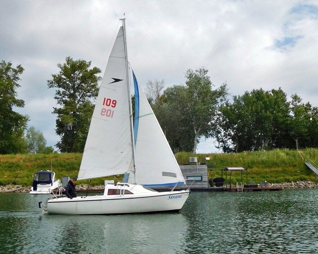 Nach dem Start bei wenig Wind kann man sich gut unterhalten