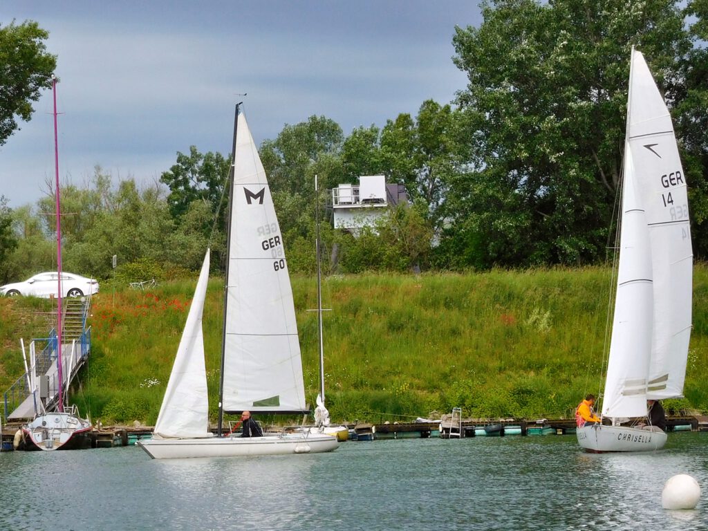 Begic und Heinrichs auf dem Weg zur Startlinie bei der ersten Clubregatta 2026 im Rhein-Hafen